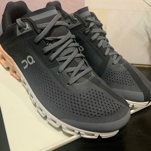 On Cloud Woman’s running gym shoe